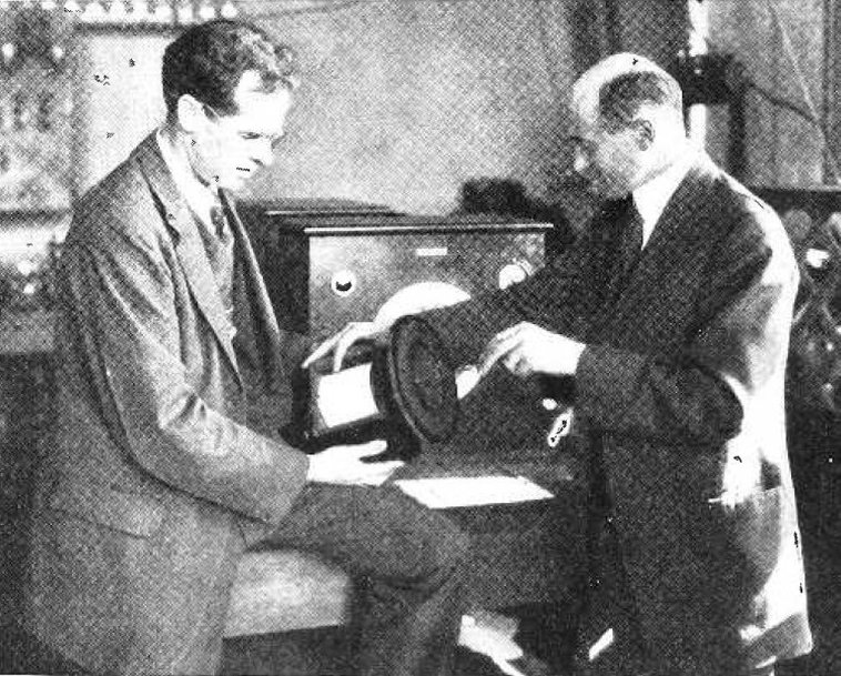 Edward_Kellogg_&_Chester_Rice_with_cone_speaker_1925.jpg